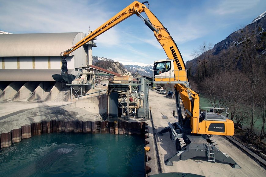 Fully operational for Swiss natural product: Liebherr LH 60 M Port Litronic material handler